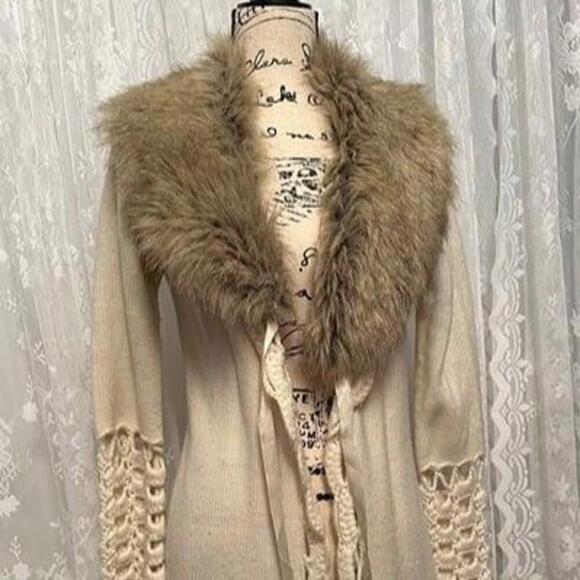 Stay warm and stylish this winter with this faux fur jacket! - Picture 1 of 2